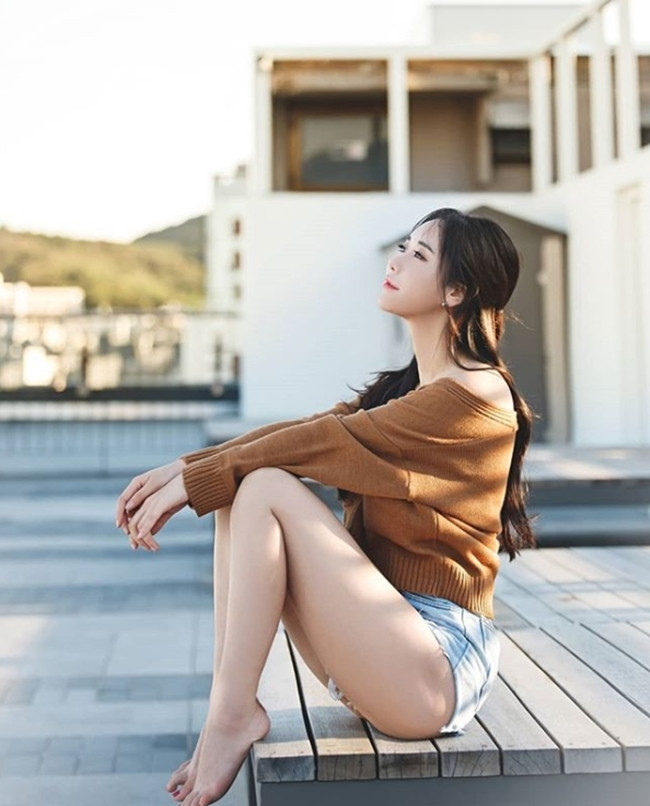 Rất đơn giản, dù ăn nhiều loại thực phẩm nhưng rau xanh luôn không thể thiếu trong thực đơn của chị em xứ kim chi. Nhờ lượng rau xanh lớn trong mọi bữa ăn mà phái đẹp Hàn Quốc dù ăn nhiều một chút cũng không lo béo.