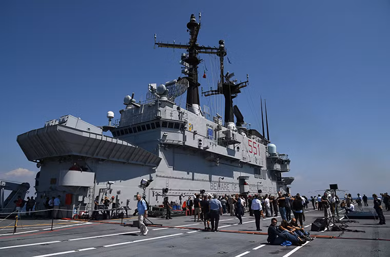 Lịch sử phát triển của tàu sân bay được bắt đầu vào đầu thế kỷ 20 và tỏa sáng nhất trong Chiến tranh Thế giới thứ 2 cũng như dần trở nên phổ biến sau đó. Từ thiết kế đơn giản ban đầu, ngày nay một tàu sân bay hạt nhân có thể mang theo tới 91 máy bay các loại từ các dòng chiến đấu cơ cho đến trực thăng vũ trang. Trong ảnh là tàu sân bay Giuseppe Garibaldi của Hải quân Italy. Nguồn ảnh: Sputnik.