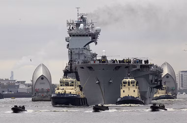 Như chính tên gọi của mình, tàu sân bay là một chiến hạm có khả năng mang theo các máy bay chiến đấu hổ trợ tác chiến trên biển, trên không lẫn tấn công mặt đất. Với thiết kế đó nó cũng có thể được xem là một căn cứ không quân di động trên biển, và ngoài khả năng mang theo máy bay nó cũng có thể thực hiện nhiều loại nhiệm vụ khác. Trong ảnh là tàu sân bay HMS Ocean của Hải quân Hoàng gia Anh. Nguồn ảnh: Sputnik.