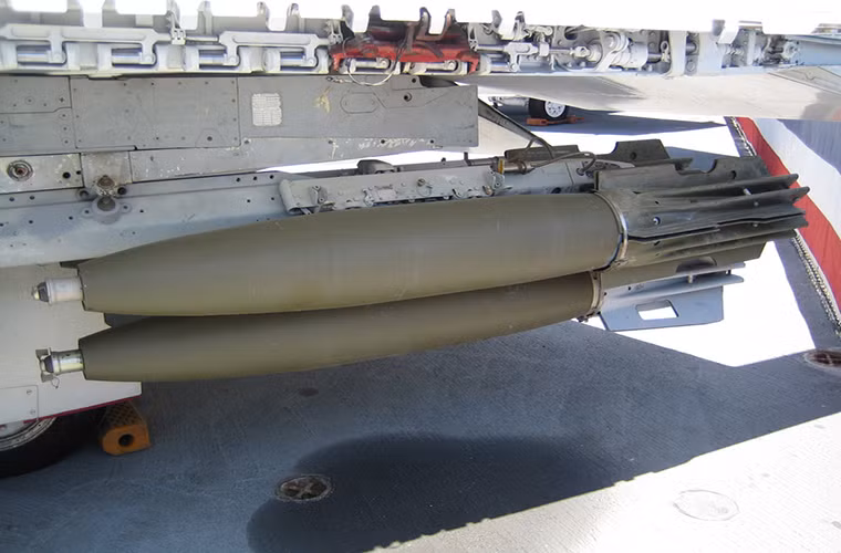 Những quả bom “Mắt rắn” đầu tiên được Quân đội Mỹ đưa vào sử dụng trong những năm 1960 và nó có thể được triển khai trên hầu hết mọi loại chiến đấu cơ của Mỹ hay của đồng minh khi đó. Cấu tạo của “Mắt rắn” cũng không tới mức quá phức tạp vì nó vẫn sử dụng thân bom và ngòi nổ của Mk 82. Nguồn ảnh: Sina