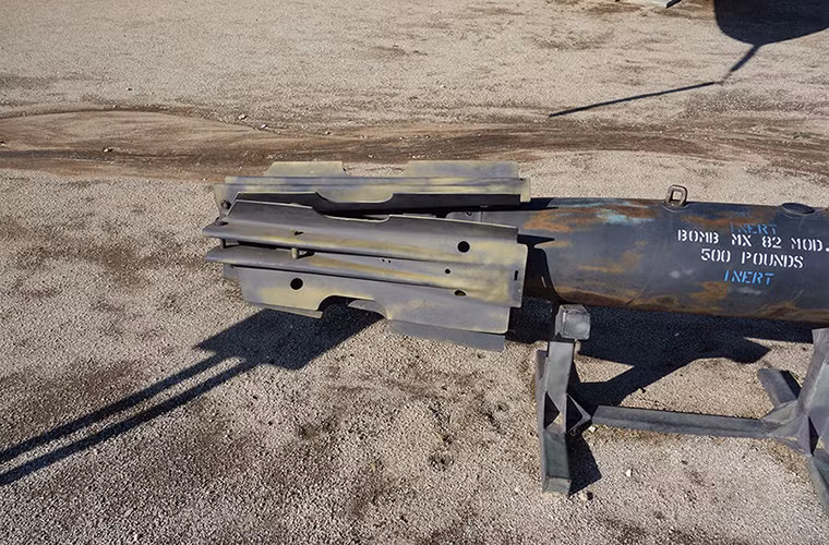 Mk 82 “Snake Eye” được phát triển từ mẫu bom thông dụng Mk 82 - thiết kế bom phổ biến nhất của Quân đội Mỹ kể từ sau Chiến tranh Thế giới thứ 2 cho tới nay. Điểm khác biệt duy nhất giữa “Mắt rắn” so với các biến thể Mk 82 thông thường chính là việc nó được gắn thêm một thiết bị hãm tốc đặc biệt giúp quả bom rơi chậm hơi. Nguồn ảnh: Sina