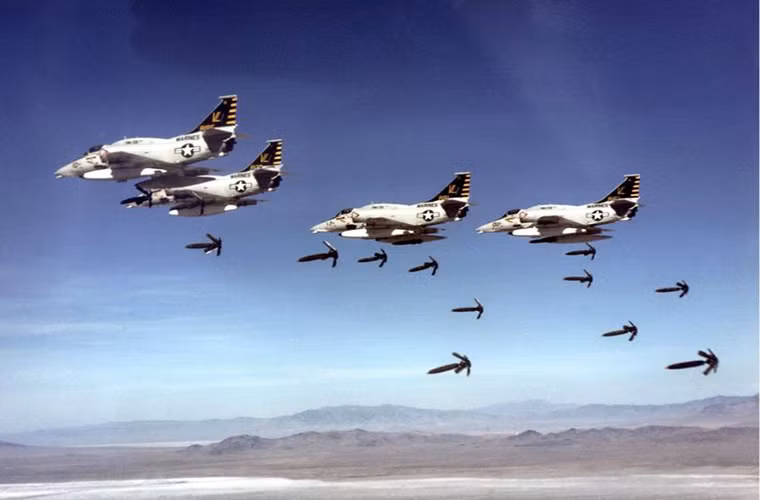 Trọng lượng của mỗi quả bom Mk 82 từ 227kg đến 259kg tùy vào từng biến thể tuy nhiên mỗi quả Mk 82 đều mang theo khối lượng thuốc nổ nhất định là 89kg. Nhiệm vụ của Mk 82 trên chiến trường cũng rất đa dạng và có thể được triển khai trên nhiều dòng máy bay khác nhau từ chiến đấu cơ cho đến máy bay ném bom chiến lược tầm xa. Nguồn ảnh: Aircraft Modelling