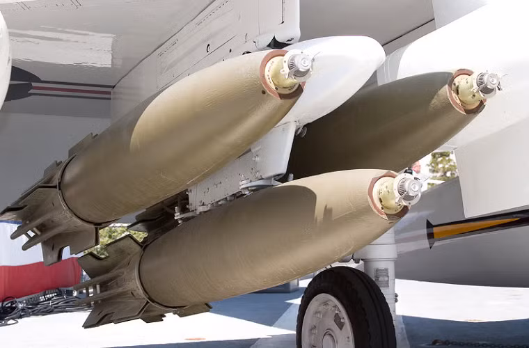 Giống như Mk 82 “Snake Eye”, hiện tại Mk 82 vẫn được Quân đội Mỹ sử dụng làm nền tảng cho các loại bom dẫn đường thông minh hay bom lượn tất nhiên cấu tạo của nó trở nên phức tạp hơn. Ví dụ điển hình là các dòng bom như GBU-12 hay GBU-38 JDAM, giá thành của chúng cũng trở nên đắt đỏ hơn nhưng bù lại chúng lại có độ chính xác. Nguồn ảnh: Flickr