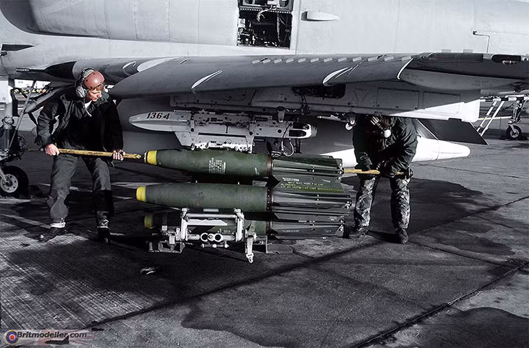 Đến cuối những năm 1990 với sự xuất hiện của các loại bom dẫn đường bằng laser, Mk 82 “Snake Eye” cũng được cải tiến khi được trang bị thêm đầu dẫn laser và cánh lượn nhằm tăng độ chính xác của bom so với các biến thể Mk 82 trước đó. Tuy nhiên điều này cũng đồng thời báo hiệu thời điểm vai trò của những dòng bom như Mk 82 “Snake Eye” đã tới hồi kết thúc. Nguồn ảnh: Pinterest