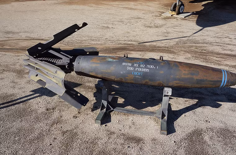 Thiết kế này giúp phi công có đủ thời gian để đưa máy bay ra khỏi vùng “Mắt rắn” được triển khai khi phải cắt bom ở độ cao thấp, bên cạnh đó nó cũng giúp bộ binh bên dưới mặt đất nhận ra được sự hiện diện của loại bom này nhờ vào tiếng phát ra từ cánh hãm của “Mắt rắn”. Nguồn ảnh: Sina