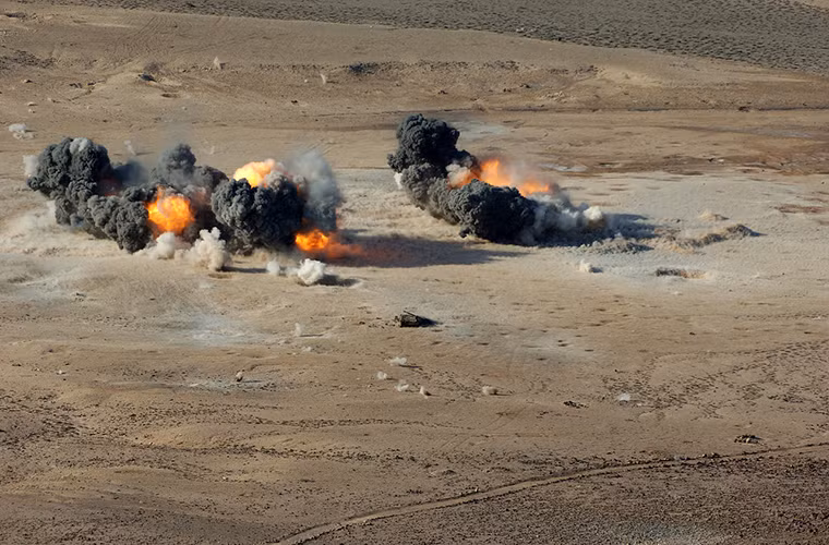 Do có độ chính xác không cao nên Mk 82 thường được triển khai với số lượng lớn nhằm hạn chế thấp nhất việc bỏ xót mục tiêu và tùy thuộc vào từng nhiệm vụ hay mục tiêu khác nhau từng biến thể nhất định sẽ được sử dụng. Trong ảnh là một đợt không kích bằng Mk 82 của Không quân Mỹ, độ chính xác của nó khá tệ bom rơi phân bố không đều và nằm cách quá xa so với mục tiêu giả định. Nguồn ảnh: Wikimedia