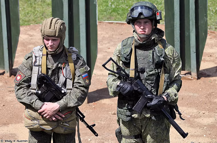 Được biết sư đoàn Kantemirovskaya là một trong nhưng đơn vị bộ binh cơ giới đầu tiên của Nga được trang bị đầy đủ bộ quân trang chiến binh tương lai Ratnik. Và quân số của sư đoàn ước tính lên đến hơn 14.000 người. Nguồn ảnh: Vitaly Kuzmin.