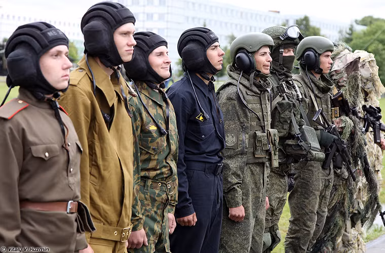 Trong ảnh là quân trang của sư đoàn Kantemirovskaya qua các thời kỳ từ năm 1942 cho tới nay, ta có thể dễ dàng nhận thấy sự thay đổi lớn trong trang bị của một Quân đội Nga mới trong giai đoạn được hiện đại hóa. Nguồn ảnh: Vitaly Kuzmin.