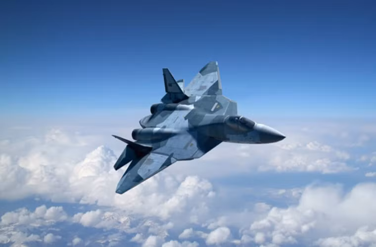 T-50 PAK FA được trang bị tên lửa không đối không R77, tên lửa hành trình diệt hạm KH-35UE, tên lửa chống bức xạ từ xa KH-58UShKE, tên lửa hành trình siêu thanh Brahmos-NG. Nguồn ảnh: Không quân Nga.