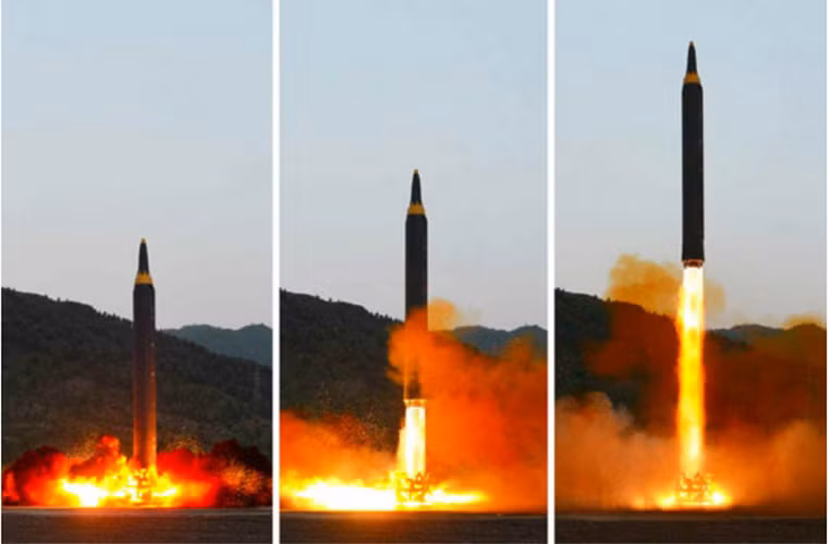 Theo Sputnik, hôm 14/5 Triều Tiên đã tiến hành bắn thử nghiệm thành công mẫu tên lửa đạn đạo tầm trung thế hệ mới của nước này là Hwasong-12. Và theo như những gì mà nhà chức trách Bình Nhưỡng tuyên bố sau đó họ đang tiến tới gần việc sở hữu một mẫu tên lửa đạn đạo liên lục địa có khả năng triển khai đầu đạn hạt nhân. Nguồn ảnh: NK News.