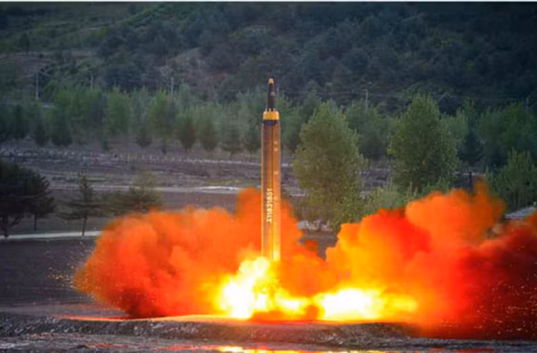 Được biết, vụ thử nghiệm trên diễn ra vào lúc 5 giờ 27 phút sáng, hôm 14/5 tại một bãi thử nghiệm tên lửa gần vùng Kusong thuộc tỉnh Pyongan Bắc của Triều Tiên vốn nằm tiếp giáp với biên giới Trung Quốc. Dựa trên quỹ đạo bay của Hwasong-12, nó đã đạt độ cao tối đa lên đến 2.111km và bay được 787km trước khi rơi xuống vùng Biển Nhật Bản chỉ cách bờ biển Primorye của Nga khoảng 100 km. Nguồn ảnh: NK News.