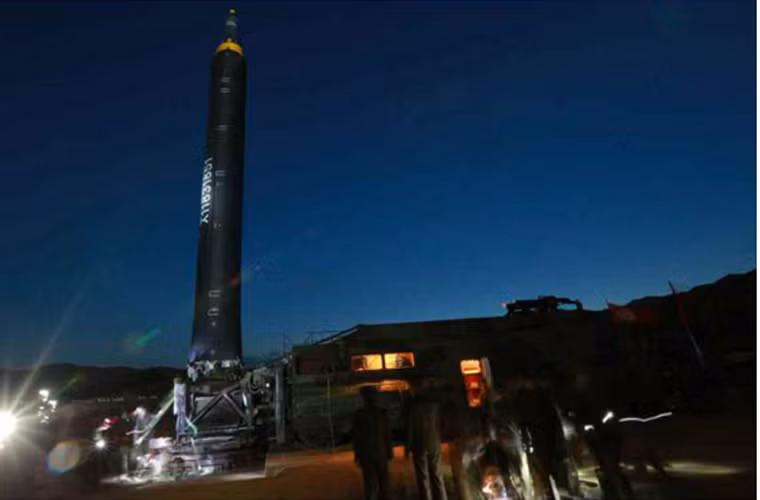 Hình ảnh binh sĩ Triều Tiên trong quá trình triển khai Hwasong-12 vào rạng sáng 14/5. Nguồn ảnh: NK News.