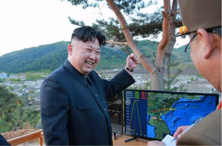 Dựa trên hình ảnh được hãng thông tấn NK News đăng tải cho thấy, đích thân Chủ tịch Kim Jung Un – lãnh tụ tối cao của Triều Tiên trực tiếp chỉ đạo và giám sát vụ phóng thử nghiệm tên lửa Hwasong-12 hôm 14/5. Trong ảnh ta có thể thấy đường bay của Hwasong-12 hôm 14/5 trên màn hình máy tính, nó rơi gần lãnh hải của Nga hơn là về phía Nhật Bản. Nguồn ảnh: NK News.