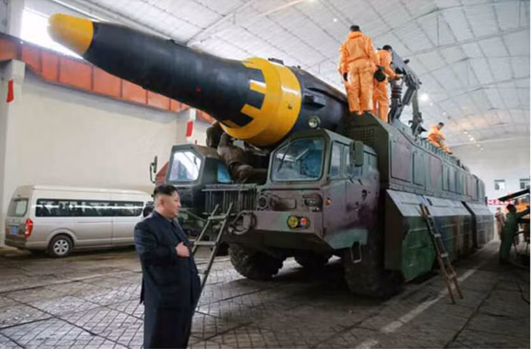 Ngoài cái tên Hwasong-12 hiện tại Triều Tiên chưa công bố bất cứ thông tin nào về mẫu tên lửa đạn đạo mới của nước này. Trong ảnh đích thân Chủ tịch Kim Jung Un giám sát quá trình triển khai Hwasong-12 trước khi nó được thử nghiệm hôm 14/5. Nguồn ảnh: NK News.