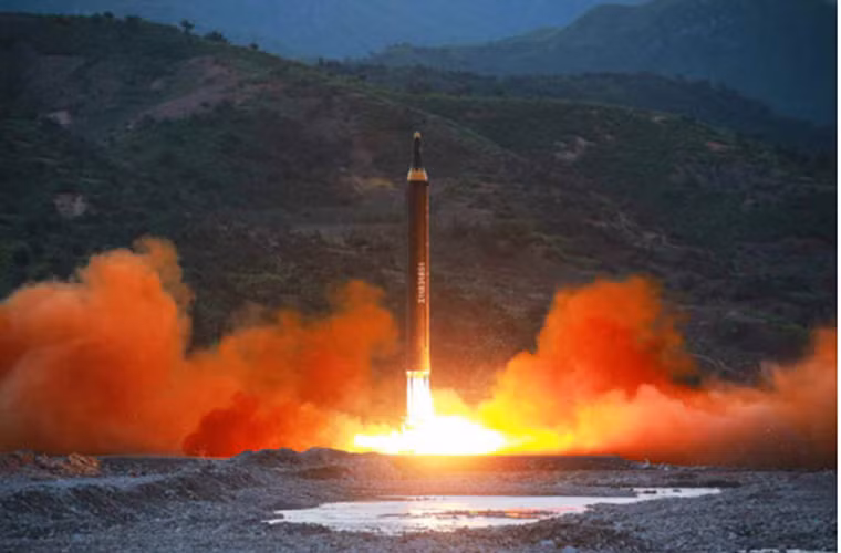 Với tầm bắn thấp nhất khoảng 4.500km, Hwasong-12 hoàn toàn có thể giúp Triều Tiên tấn công phủ đầu các căn cứ quân sự của Mỹ và Đồng Minh tại Đông Bắc Á nếu như xung đột nổ ra. Dù vậy nó vẫn chưa đủ khả năng để có thể vươn tới vùng lãnh thổ gần nhất của Mỹ tại Thái Bình Dương. Nguồn ảnh: NK News.