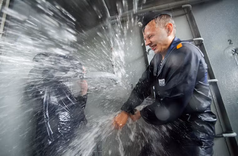 Bài kiểm tra vá điểm vỡ tràn nước trên thân tàu là một trong những bài huấn luyện khó nhất đối với các thủy thủ phục vụ trong Hải quân lẫn Vệ binh Quốc gia Nga, khi họ phải vá tạm thời các điểm vỡ trong thời gian quy định bên cạnh đó mỗi bài kiểm tra không chỉ có một mà nhiều điểm vỡ khác nhau. Nguồn ảnh: Arms-Expo.