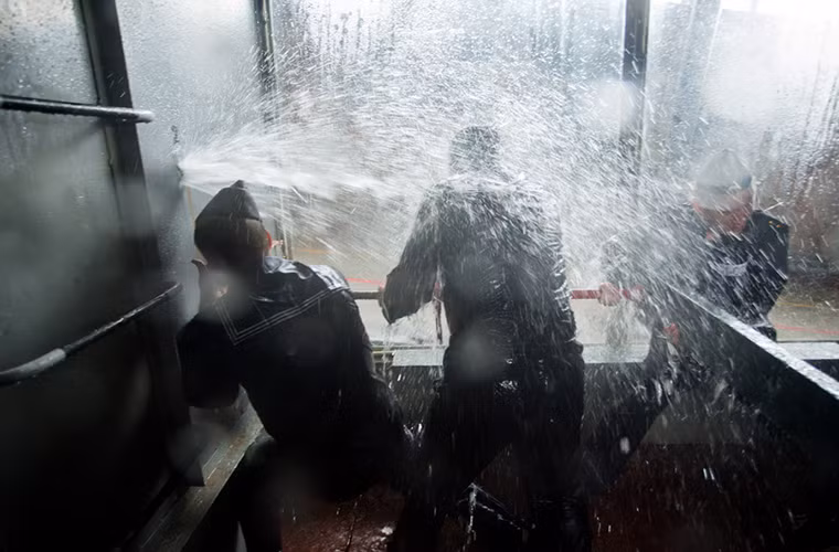 Khả năng xử lý tình huống vá điểm vỡ thân tàu của Vệ binh Quốc gia Nga cũng không hề kém cạnh so với lính hải quân nước này. Nguồn ảnh: Arms-Expo.