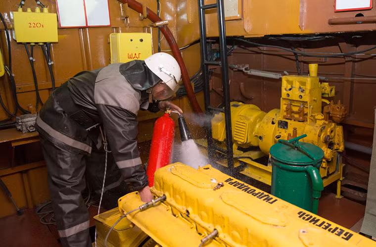 Trong ảnh là một binh sĩ thuộc Vệ binh Quốc gia Nga tham gia huấn luyện mô phỏng chữa cháy trên tàu tuần tra có trong trang bị. Nguồn ảnh: Arms-Expo.