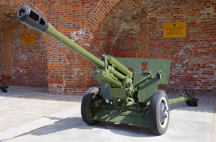 Giống như ZiS-2, ZiS-3 cũng do nhà máy pháo binh số 92 chế tạo và là sự kết hợp giữa khung thân của ZiS-2 với thân pháo 76mm của lựu pháo M1939 (USV). Cha đẻ của ZiS-3 là thiết kế sư trưởng Vasily Grabin ngay từ giai đoạn thiết kế đã nhận ra được tiềm năng của mẫu pháo này và nó hoàn toàn đáp ứng được các yêu cầu mà Quân đội Liên Xô đưa ra khi đó. Nguồn ảnh: WordPress.