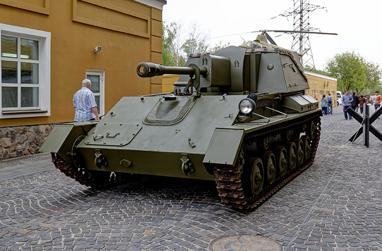 Với thành công đó nhà máy pháo binh 92 tiếp tục cải tiến pháo ZiS-3 khi biến nó thành mẫu pháo tự hành chống tăng Su-76. Với khả năng cơ động của khung gầm xe tăng nhẹ T-70 kết hợp với pháo 76mm, Su-76 đã thể hiện được bản lĩnh của mình ngay trong trận chiến tại Kursk. Đánh dấu nổ lực dành chiến thắng cuối cùng của Đức tại Mặt trận phía Đông. Nguồn ảnh: Sputnik.