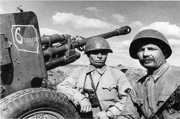 Với các cải tiến kỹ thuật mới của Vasily Grabin, quy trình sản xuất của pháo chống tăng ZiS-3 được rút ngắn đáng kể thậm chí nó còn giúp tiết kiệm tối đa công lao động cũng như vật liệu trong suốt quá trình sản xuất nhưng vẫn đảm bảo được chất lượng của vũ khí. Dù vậy phải đến tận đầu năm 1942, ZiS-3 mới được Liên Xô đưa vào sản xuất loạt. Nguồn ảnh: Wiki – Wikia.