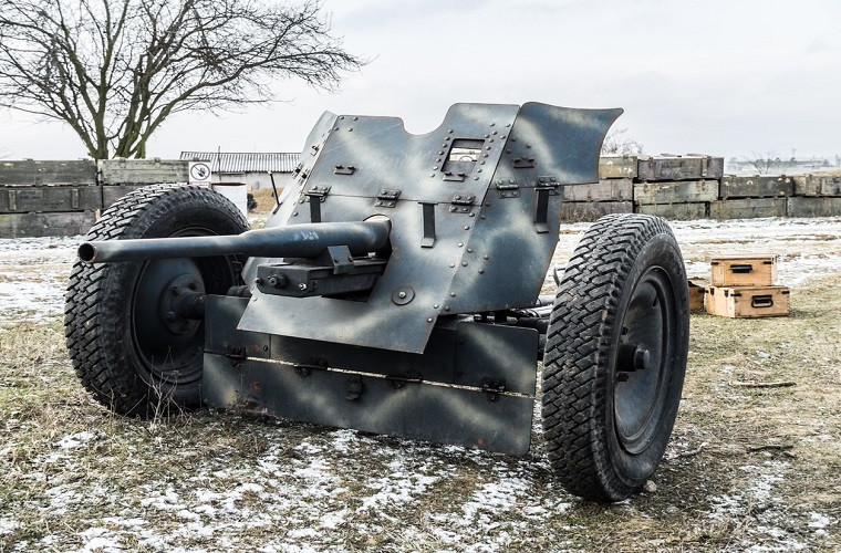 Từ năm 1942 trở về trước đó, mẫu pháo chống tăng phổ biến nhất của Quân đội Liên Xô là những khẩu M1937 (53-K) 45mm và nó có thể dễ dàng hạ gục mọi mục tiêu bọc thép trong phạm vi 500m. Với thiết kế nhỏ gọn, khả năng cơ động cao M1937 là thức thách thực sự đối với bất cứ chiếc xe tăng nào trên chiến trường. Nguồn ảnh: flickrhivemind.net