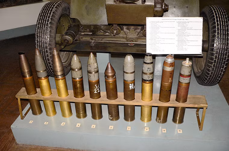 Được trang bị hệ thống đạn pháo 76mm đa dạng, mục tiêu của ZiS-3 gần như không giới hạn. Nó có thể phá hủy các bức tường dày đến 75cm với đạn thông thường BR-350A, hay xuyên giáp lên đến 75mm ở khoảng cách 500m với góc 90 độ cũng với BR-350A. Trong ảnh là các loại đạn 76mm mà ZiS-3 có thể bắn. Nguồn ảnh: extravital.net.