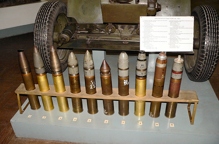 Được trang bị hệ thống đạn pháo 76mm đa dạng, mục tiêu của ZiS-3 gần như không giới hạn. Nó có thể phá hủy các bức tường dày đến 75cm với đạn thông thường BR-350A, hay xuyên giáp lên đến 75mm ở khoảng cách 500m với góc 90 độ cũng với BR-350A. Trong ảnh là các loại đạn 76mm mà ZiS-3 có thể bắn. Nguồn ảnh: extravital.net.