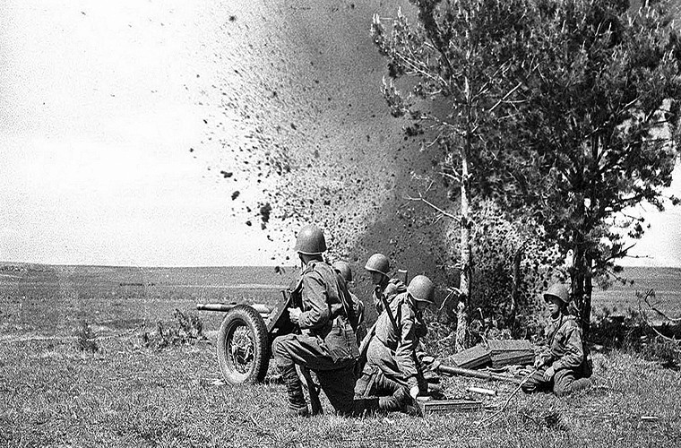 Tuy nhiên chính điều này cũng là khuyết điểm của nó, khi M1937 không bảo vệ được kíp chiến đấu của nó trước các loại hỏa lực bắn thẳng cũng như mảnh đạn pháo của đối phương. Cộng với đó là việc những chiếc xe tăng Đức ngày càng được bảo vệ tốt hơn khiến M1937 dần trở nên vô dụng. Nguồn ảnh: WordPress.