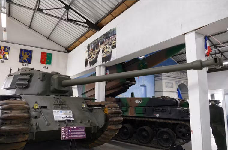 Điểm sáng giá nhất của ARL44 chính là hệ thống tháp pháo hiện đại của nó, mặc dù chưa thực sự hoàn thiện nhưng tháp pháo của ARL44 được đánh giá khá tốt cộng với đó là pháo chính 90mm DCA45 cho mẫu xe tăng này sức mạnh hỏa lực đủ mạnh để đánh bại nhiều dòng xe tăng khác. Nguồn ảnh: arms-expo.