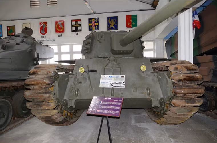 Ngày 25/11/1944, Cục nghiên cứu và phát triển vũ khí (DEFA) của Pháp bắt đầu kế hoạch phát triển một mẫu xe tăng hạng nặng mới với những kỹ sư từng làm việc cho các nhà máy chế tạo vũ khí đình đám của Pháp trước khi bị quân Đức chiếm đóng như APX, AMX và ARL. DEFA cũng nhanh chóng cho ra cái tên của chiếc xe tăng này là ARL44, mẫu xe tăng đầu tiên của Pháp sau CTTG 2. Nguồn ảnh: arms-expo.