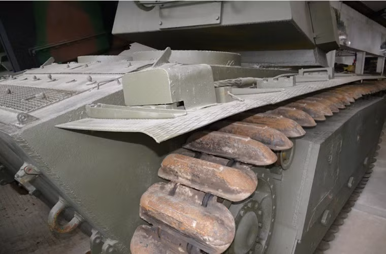 Với trọng lượng hơn 50 tấn, tăng hạng nặng ARL44 không được đánh giá là một mẫu xe tăng cơ động khi tốc độ của nó chỉ giới hạn ở mức 30km/h dù đã được trang bị hệ thống động cơ xăng Maybach HL 230, 570 mã lực nhưng chừng đó cũng không giúp ARL44 đủ sức vượt mặt các dòng xe tăng hạng nặng cùng loại khác. Nguồn ảnh: arms-expo.