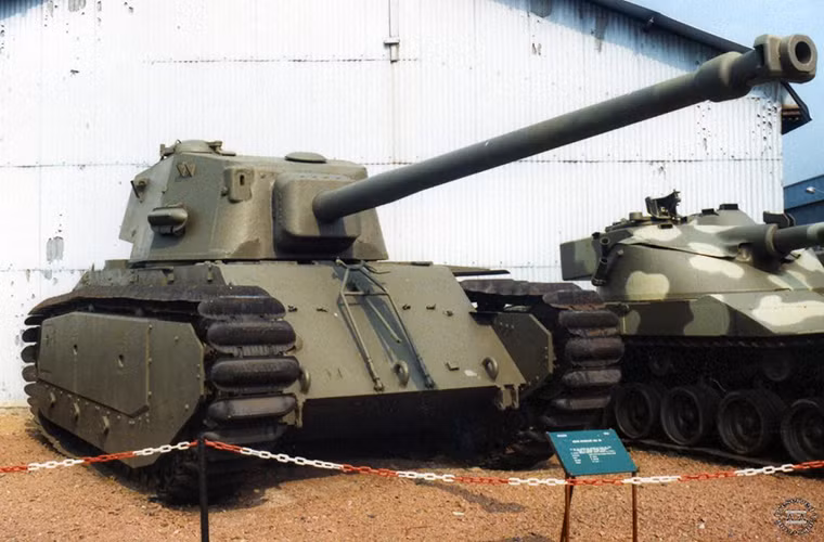 Nếu so sánh ARL44 với các xe tăng hạng nặng cùng thời của Mỹ hay Liên Xô, nó hoàn toàn không phải là đối thủ xứng tầm khi thua kém quá nhiều mặt từ khả năng cơ động, sức mạnh hỏa lực cho đến hệ thống giáp phòng vệ. Trang thiết bị trên xe cũng không thực sự thoải mái cho kíp chiến đấu 5 người nhưng ít ra nó vẫn khá hơn Char B1. Nguồn ảnh: arms-expo.