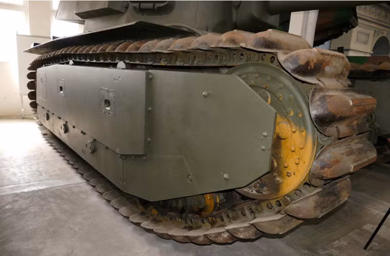 Có thể nói ARL44 chỉ là một biến thể cải tiến của người tiền nhiệm Char B1 với hệ thống khung gầm gần như tương đương, dĩ nhiên khung gầm bánh xích này cũng có một số cải tiến về hệ thống treo và hệ thống động cơ nhưng nó đã quá lỗi thời cho một cuộc chiến tranh hiện đại. Trong ảnh là phần thân của ARL44 nhìn từ phía trước với hệ thống bánh xích truyền động tương tự Char B1. Nguồn ảnh: arms-expo.