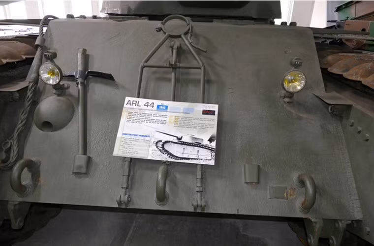 Các thông số kỹ thuật đầu tiên DEFA đặt ra cho ARL44 không thực sự quá tham vọng khi nó chỉ có 30 tấn cùng với đó là lớp giáp dày 60mm sau cùng là pháo 75mm SA modèle 1944 Long 70 gun. Pháo chính của ARL44 có khả năng bắn xuyên lớp giáp dày 80mm ở khoảng cách 1.000m và DEFA kỳ vọng có thể cho ra đời 50 chiếc ARL44 trong giai đoạn từ cuối năm 1944 đến tháng 5/1945. Nguồn ảnh: arms-expo.