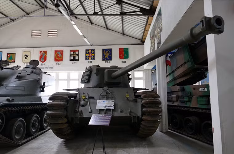 Do đó có thể nói rằng kế hoạch phát triển xe tăng của Quân đội Pháp trong cuối CTTG 2 và sau đó hoàn toàn bắt đầu từ con số không. Điều này là chắc chắn khi các mẫu xe tăng của Pháp trong CTTG 2 đều đã lỗi thời và hoàn toàn vô dụng trên chiến trường, dĩ nhiên họ không thể tái sử dụng lại các thiết kế đó. Trong ảnh là nguyên mẫu xe tăng hạng nặng ARL44 hiếm hoi còn sót lại của Pháp. Nguồn ảnh: arms-expo.