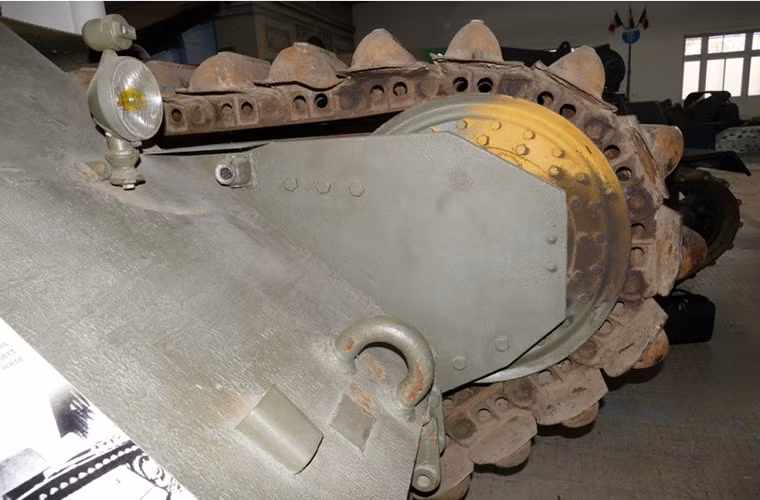 Nhưng rồi một lần nữa các kỹ sư Pháp lại thể hiện khả năng kém cỏi của mình đối với nguyên mẫu ARL44 đầu tiên. Nó thực sự không quá khác biệt với các dòng xe tăng trước đó của Pháp trong CTTG 2 mặc dù có một số cải tiến nhưng sự thay đổi này hoàn toàn vô dụng. DEFA cũng không rút ra được cho mình kinh nghiệm từ các dòng xe tăng hạng nặng cùng thời vốn khá thành công của Mỹ hay Liên Xô. Nguồn ảnh: arms-expo.