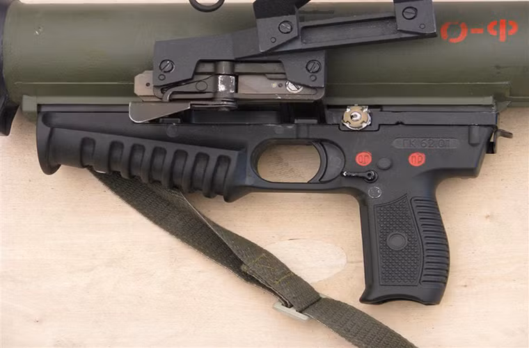 Trọng lượng chiến đấu của Bur là 4,8kg với cụm thiết bị ngắm bắn 1,3kg và ống phóng mang theo đạn là 3.5kg, chiều dài của Bur chỉ 742mm với tầm bắn hiệu 950m. Bur có thể hoạt động ở nhiều điều kiện môi trường khác nhau từ -40 ° C đến +60 ° C nó có sức công phá tương đương một quả đạn pháo 122mm với đầu đạn nổ cực mạnh. Nguồn ảnh: russiadefence.net