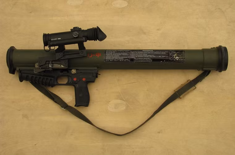 Cấu tạo chính của Bur gồm một ống phóng mang theo đạn nhiệt áp hoặc đạn nổ cực mạnh cỡ nòng 62mm với ống phóng dùng một lần. Trong khi đó cụm thiết bị ngắm bắn của Bur có thể tại sử dụng nhiều lần với một ống phóng mới và nó được tích hợp sẵn một kính ngắm quang học. Nguồn ảnh: russiadefence.net