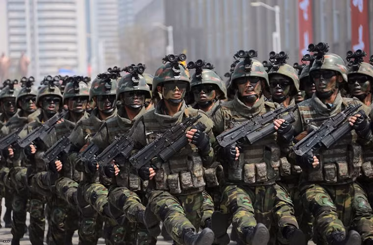 Ngoài biến thể Type 88-2 nòng dài đã được giới thiệu từ khá lâu, thì đặc nhiệm Quân đội Triều Tiên còn lần đầu tiên cho ra mắt biến thể Type 88-2 nòng ngắn có thiết kế nhỏ gọn hơn các phiên bản trước đó. Nhiều khả năng với biến thể rút gọn cơ số đạn Type 88-2 mang theo có thể sẽ được giảm bớt. Nguồn ảnh: dingsheng.