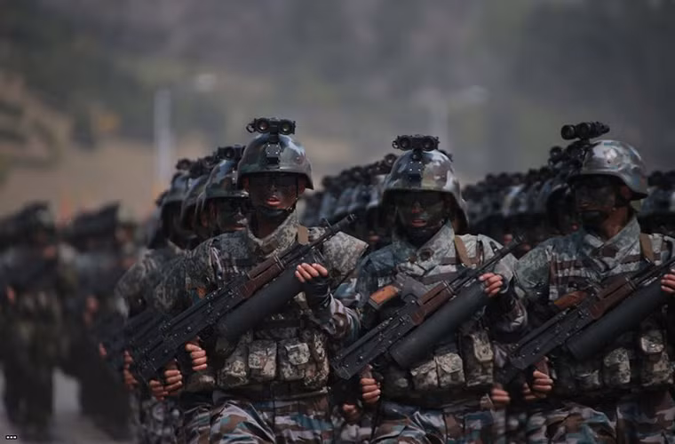 Tất nhiên nhận định trên là hoàn toàn có cơ sở với những gì Triều Tiên thể hiện tại Bình Nhưỡng. Bên cạnh việc xuất hiện với quân trang mới, đặc nhiệm Triều Tiên còn đưa vào trang bị hàng loạt biến thể cải tiến của súng trường tấn công Type 88 hay còn được gọi là Type 88-2 với thiết kế khá đặc biệt.