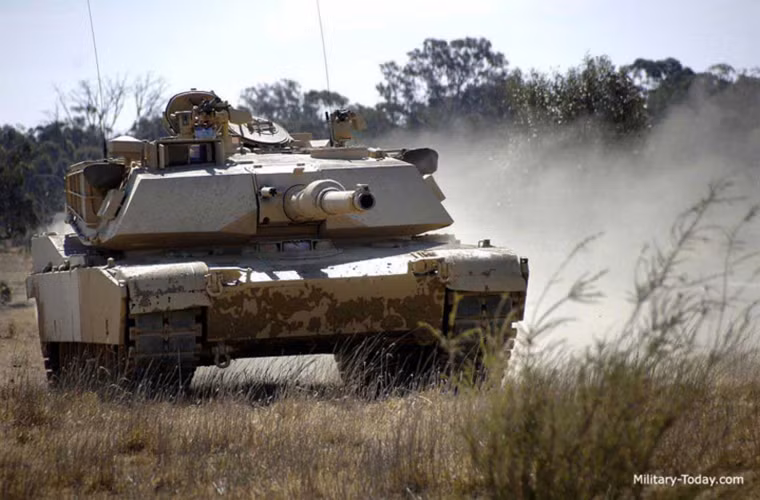 Mặc dù được đưa vào sử dụng từ năm 1980, phải đến chiến tranh vùng Vịnh năm 1991, xe tăng M1 Abrams mới có cơ hội để chứng minh khả năng chiến đấu trên chiến trường của mình. Nguồn ảnh: Military-Today.