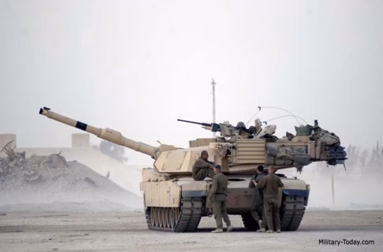 Giáp Chobham có khả năng chống đạn cao hơn nhiều lần so với thép thường bởi các lớp chất liệu xen kẽ với độ vững chắc, đàn hồi, khả năng chống nhiệt khác nhau. Nguồn ảnh: Military-Today.