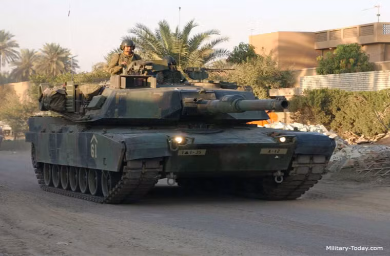 M1 Abrams còn có 3 súng máy: Browning M250 (12,7mm), M240 (7,62mm) và M240 (7,62mm). Nguồn ảnh: Military-Today.