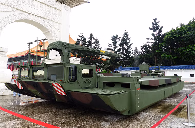 Hiện tại ở châu Á chỉ có hai quốc gia đang vận hành M3 là Quân đội Singapore và Đài Loan, một quốc gia ĐNÁ khác là Indonesia cũng dành sự quan tâm đặc biệt tới mẫu cầu phao này. Nguồn ảnh: Wikimedia.