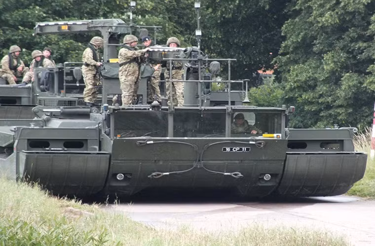 Chiều dài tổng thể của M3 là hơn 13m, chiều rộng khi chưa triển khai phao nổi là hơn 3,3m và khi mở hai phai nổi là gần 6,6m, chiều cao của hệ thống cầu này lên đến 4m do phải mang theo hai phao nổi trên thân khung gầm. Nguồn ảnh: Twitter