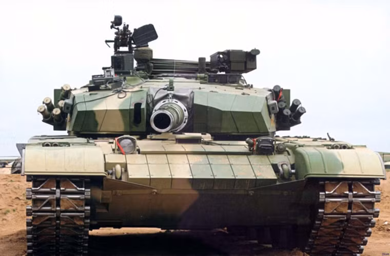 Type 99A2 của Trung Quốc được sản xuất năm 2009 được trang bị hệ thống phòng thủ chủ động có thể phát hiện và bắn hạ tên lửa của địch có độ thành công cao. Nguồn ảnh: The Richest.