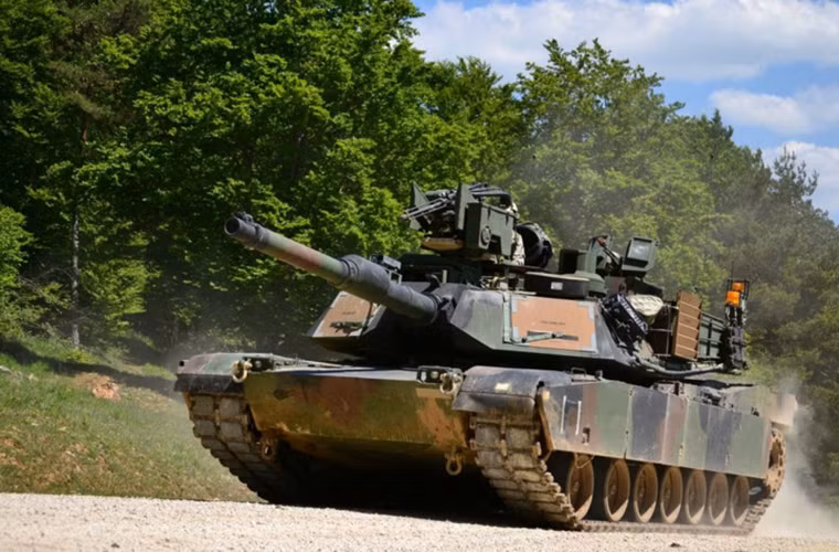 M1A2 SEPv2 của Mỹ được trang bị pháo 120mm cực mạnh có khả năng bắn nhiều loại đạn khác nhau có thể xuyên phá các loại giáp mạnh nhất của xe tăng và xe thiết giáp đối phương. Nguồn ảnh: The Richest.