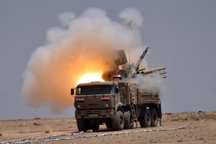 Việc triển khai gần như sau thời điểm máy bay Su-24 của Nga bị máy bay Thổ Nhĩ Kỳ bắn cháy. Điều này được Nga giải thích rằng sẽ tránh đi những cuộc tấn công nhằm vào máy bay cũng như căn cứ Nga.