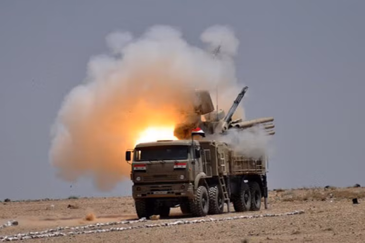 Radar bắt bám mục tiêu và theo dõi hai băng sóng 1RS2-1 có thể phát hiện mục tiêu ở cự ly 32-36km, theo dõi cách 24-28km với mục tiêu diện tích phản xạ radar 2m2. 1RS2-1 là thành phần đầu của hệ thống điều khiển hỏa lực, phần còn lại là kênh quang - điện với khí tài ảnh nhiệt và hồng ngoại. Với hai kênh dẫn đường này cho phép Pantsir-S1 tấn công hai mục tiêu cùng lúc.